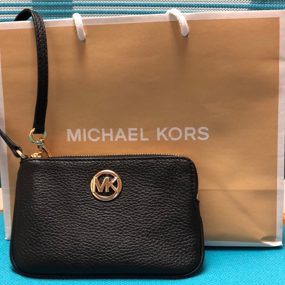 Michael Kors Handbags - NWT MICHAEL KORS Signature Fulton Medium Wristlet